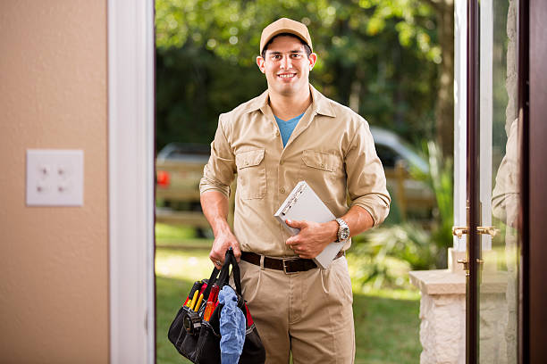 istock Service Industry: Latin descent repairman at customer's front door. 521850795