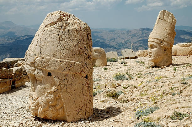 ancient stone heads on mount nemrut, turkey - tyche 個照片及圖片檔