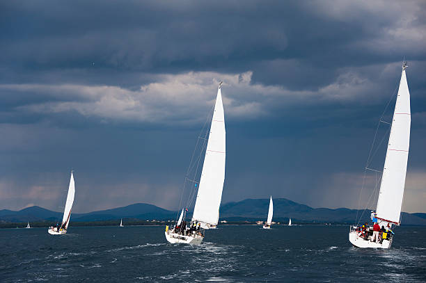 segelboote in stürmischen – egal - sailboat storm teamwork competition stock-fotos und bilder