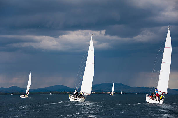 voiliers sur le temps orageux - sailboat storm teamwork competition photos et images de collection