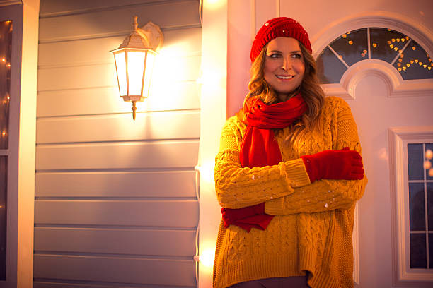 mujer al aire libre en invierno. - porch light fotografías e imágenes de stock