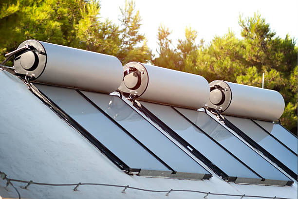 los paneles solares y calderas de alternativa calentamiento de agua - solar power station sun water collection fotografías e imágenes de stock