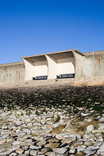 shelter sur le mur de la mer, île de canvey, essex, angleterre - île de canvey photos et images de collection