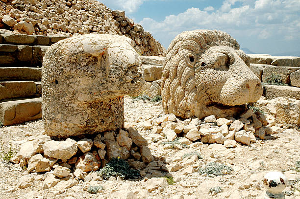 древняя каменная головки на гора nemrut, турция - tyche стоковые фото и изображения