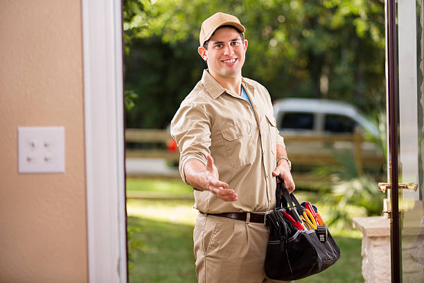istock Service Industry: Latin descent repairman at customer's front door. 521873489