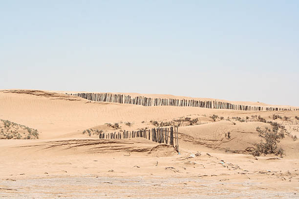 フェンスで、砂丘、ナミビア、ウォルビスベイ、アフリカ - walvis bay ストックフォトと画像