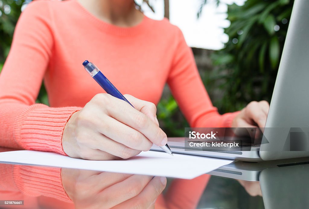 Mujeres haciendo Notas - Foto de stock de Formulario de solicitud libre de derechos