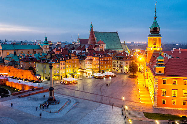 istock Illuminated Royal Castle, Castle Square and Sigismund's Column, Warsaw, Poland 521909507