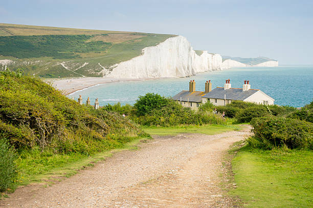 cottages & 7 seven sisters, brighton, angleterre - seaford photos et images de collection