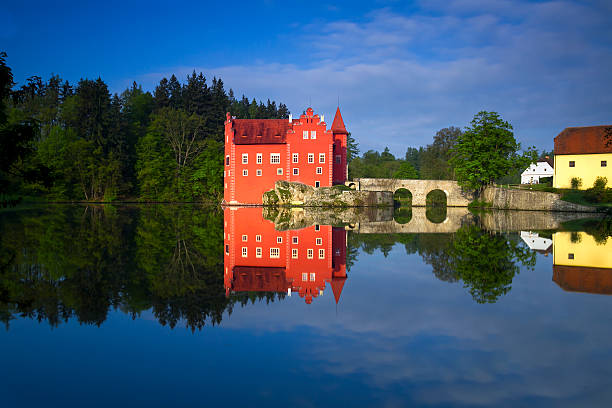 czerwony zamek w červená lhota w republice czeskiej - red lhota zdjęcia i obrazy z banku zdjęć