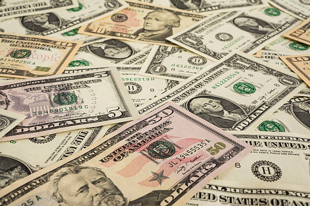 hintergrund von geld – 1, 5, 10, 50,-us-dollar - currency us paper currency five dollar bill usa stock-fotos und bilder
