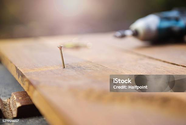 Drill Links Auf Den Holzboden Stockfoto und mehr Bilder von Arbeiten - Arbeiten, Ausrüstung und Geräte, Baugewerbe