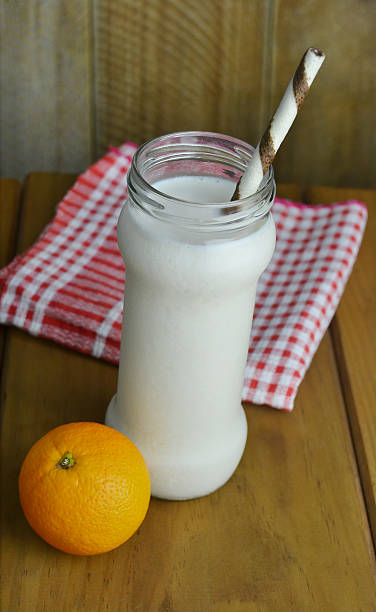 cartón de leche - milk milk bottle drinking straw cookie fotografías e imágenes de stock