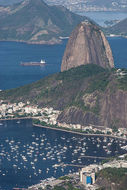 góra głowa cukru, rio de janeiro, brazylia - rio de janeiro sugarloaf mountain landscape passenger craft zdjęcia i obrazy z banku zdjęć