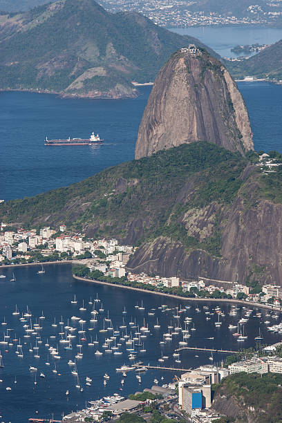гора сахарная голова, рио-де-жанейро, бразилия - sailing ship botafogo brazil mountain sugarloaf mountain стоковые фото и изображения