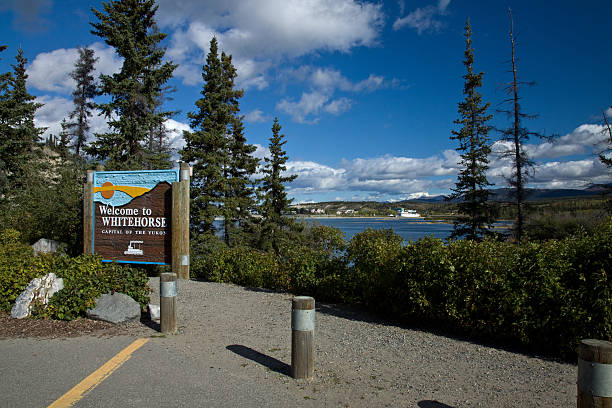 straßenschild entlang der yukon river.  whitehorse, yukon, kanada - yukon stock-fotos und bilder