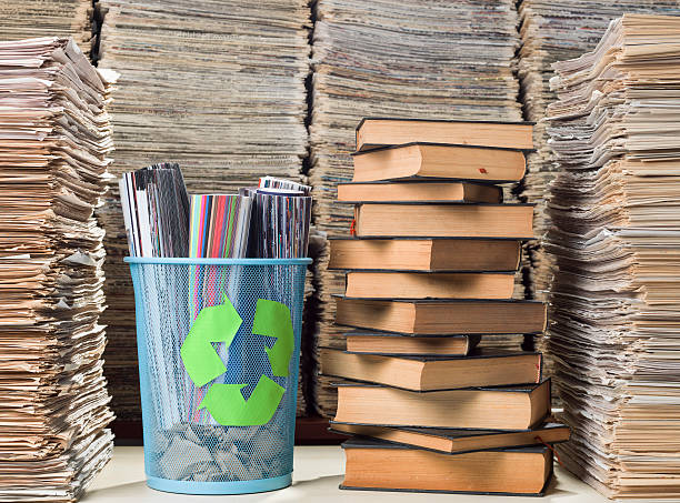 교재들과 신문 중 재활용 수거통 중 쌓다 문서 - book stack embracing business 뉴스 사진 이미지