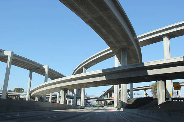 freeway を南カリフォルニア - multiple lane highway ストックフォトと画像