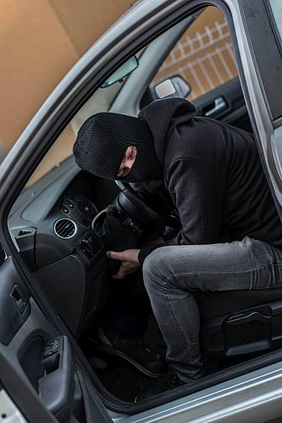 autodieb wollen ein auto. - car stealing thief car thief stock-fotos und bilder