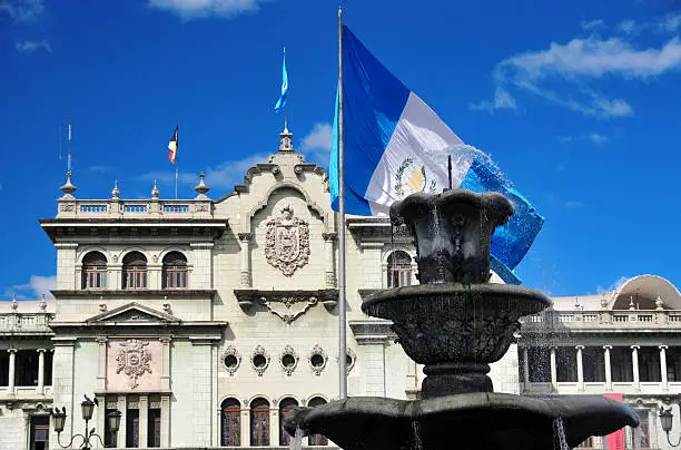Ciudad de Guatemala / Guatemala city, Guatemala: Parque central, withits fountain, large Guatemalan flag and the National Palace's monumental facade - former headquarters of the President of Guatemala - photo by M.Torres