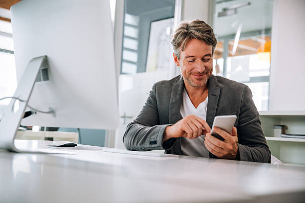 sms líder del equipo-los miembros del equipo y sonriendo feliz - reflection businessman business telephone fotografías e imágenes de stock