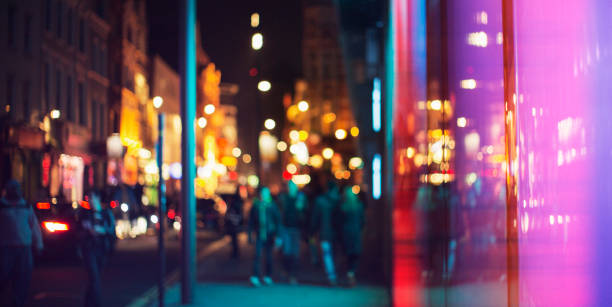 straßenlaternen der städtischen stadtstraße in der nacht - nachtleben stock-fotos und bilder