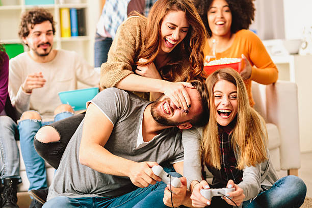 freunden spaß haben - gamer watching tv adult couple stock-fotos und bilder