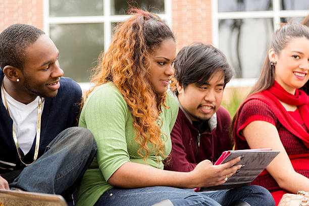 multiethnische gruppe von college-student freunde.  digitale tablet. - learning teenager multi ethnic group variation stock-fotos und bilder