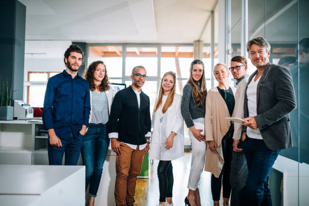 eine gruppe von multi-ethnischen arbeitnehmer posieren für ein foto von büro gruppe. - multi ethnic group professional occupation business person corporate business stock-fotos und bilder