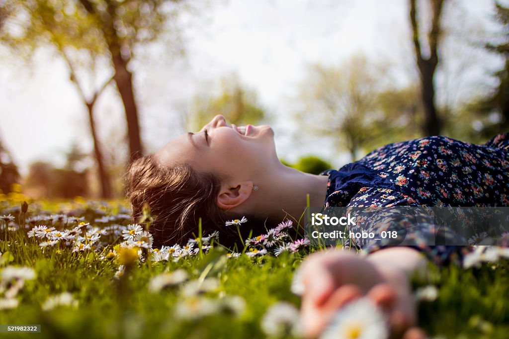 Hübsche junge Teenager-Mädchen entspannenden auf dem Rasen - Lizenzfrei Frühling Stock-Foto