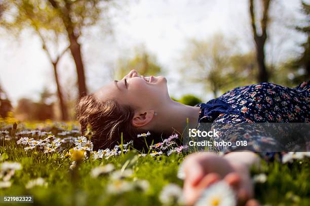 Hübsche Junge Teenagermädchen Entspannenden Auf Dem Rasen Stockfoto und mehr Bilder von Frühling