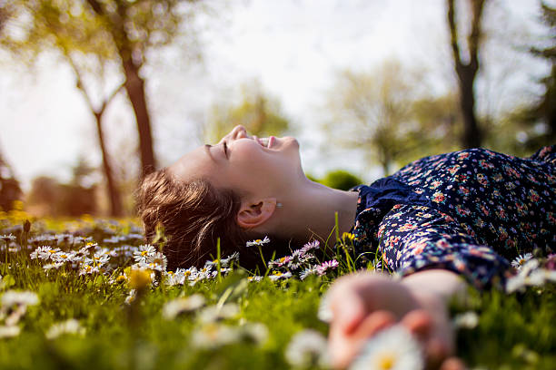 hermosa joven chica adolescente relajarse en una hierba - cheerful happiness smiling teenager fotografías e imágenes de stock