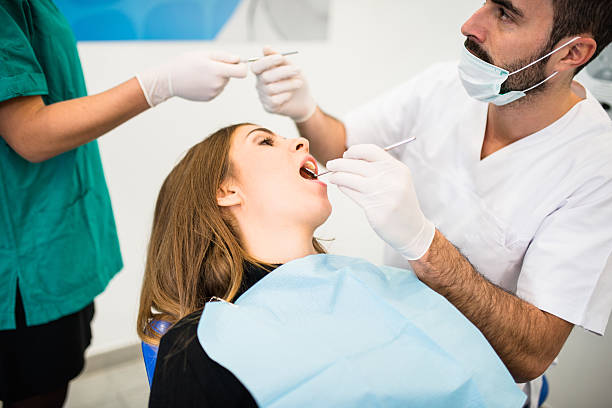 médico y el asistente durante una cirugía - mouth open dental drill holding doctor fotografías e imágenes de stock