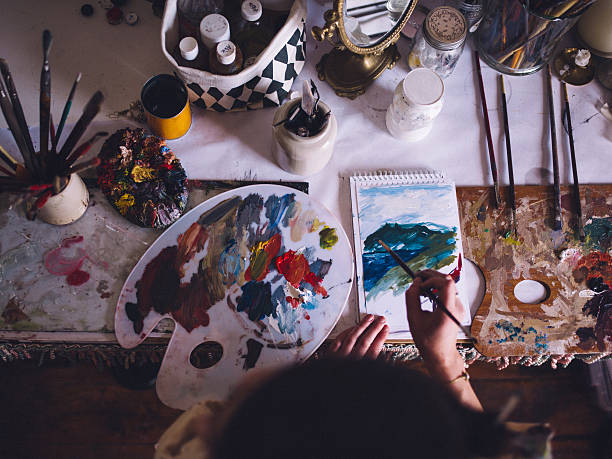 художник живопись на бумаге с палитра и яркие цвета - bristle brush part стоковые фото и изображения