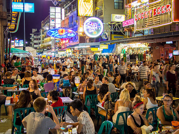 calle khao san en bangkok, tailandia - khao san road fotografías e imágenes de stock