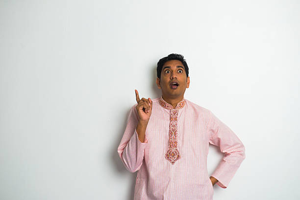 chocado indiano macho na roupa tradicional e plano de fundo - kurta imagens e fotografias de stock
