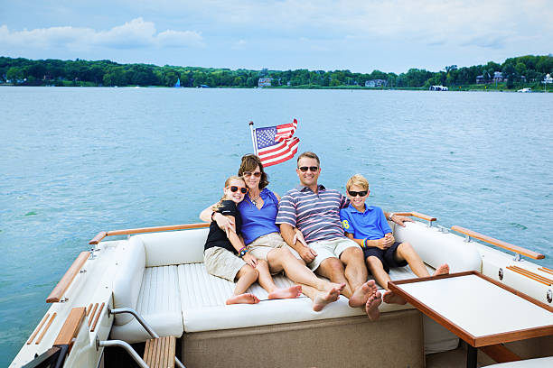 familia disfrutando de un paseo en bote en el lago de verano - nautical vessel motorboating motorboat fun fotografías e imágenes de stock