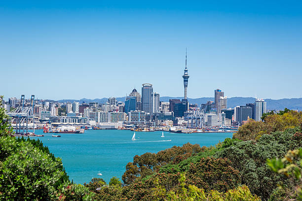 A cidade de Auckland vista de Devonport, Nova Zelândia - foto de acervo