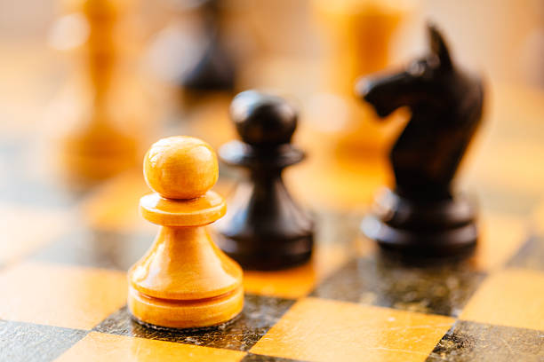 biały i czarny szachy pawns i knight stać na chessboard - armed forces black yellow chess pawn zdjęcia i obrazy z banku zdjęć
