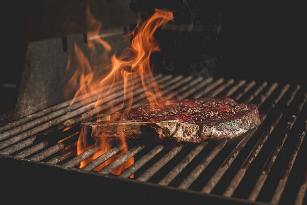 grillades steak sur grill gastronomique flamme steak porterhouse vieillis à sec - fireball orange flame burnt photos et images de collection