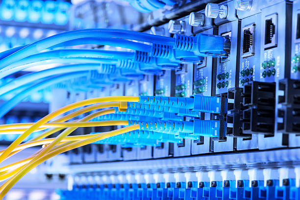 cable de red con tecnología de alta tecnología de fondo de color - computer cable nobody rj45 network connection plug fotografías e imágenes de stock
