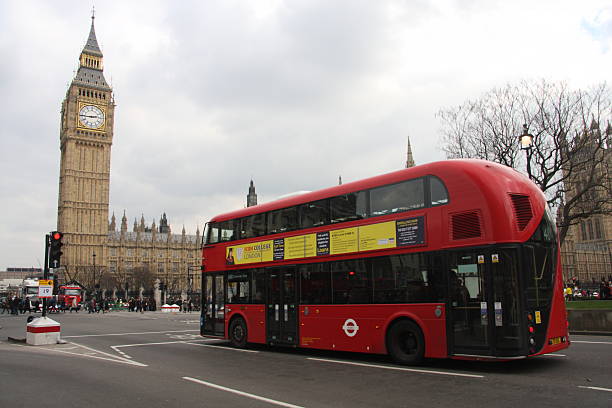vermelho duplo decker ônibus perto de grande ben, londres. - big ben london england uk double decker bus imagens e fotografias de stock