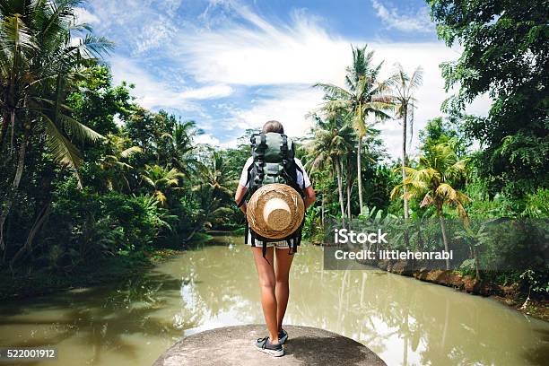 Frau Stehend Auf Rand Und Ein Weit Entfernt Stockfoto und mehr Bilder von Abenteuer - Abenteuer, Reise, Wandern