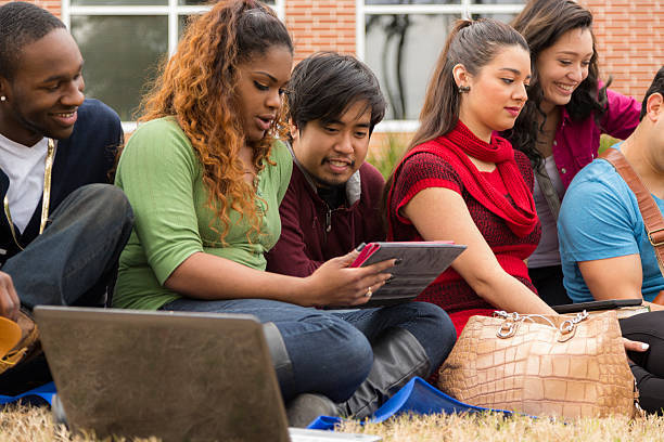 multi-ethnischen eine gruppe von student freunde. digitaltablett, laptop. - computer student mixed race person multi ethnic group stock-fotos und bilder