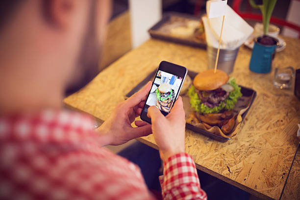 istock Taking a pic of food for social network site 522007536