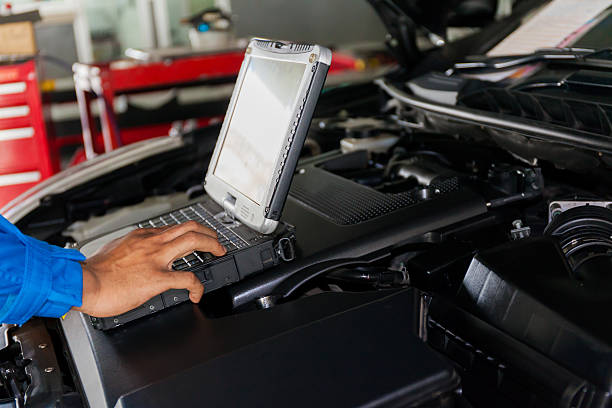 mechanik za pomocą obrabiarek diagnostycznych do samochodu - auto repair shop adult auto mechanic blue zdjęcia i obrazy z banku zdjęć