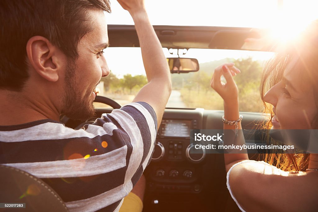 Pareja joven en automóvil por país de viaje en coche superior abierto - Foto de stock de Parejas libre de derechos