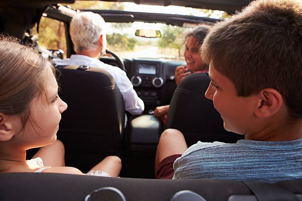 großeltern mit enkelkindern auf reisen in offenen auto - bussing stock-fotos und bilder