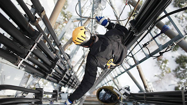 telecommunication manuelle high worker engineer antenne reparieren - sicherheitsgurt sicherheitsausrüstung stock-fotos und bilder