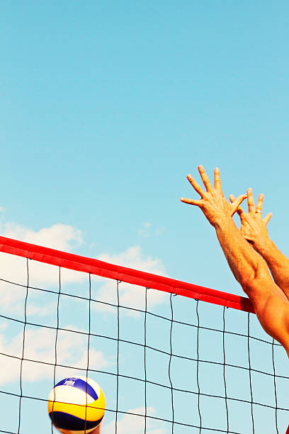 пляжный волейбол - volleyball volleying block human hand стоковые фото и изображения